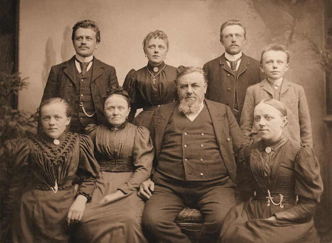 1892 Brix Family-front Margaret, Petrine, Johann Friedrich, Henny - back Peter, Marie, Hans Rodding, Nicolaus